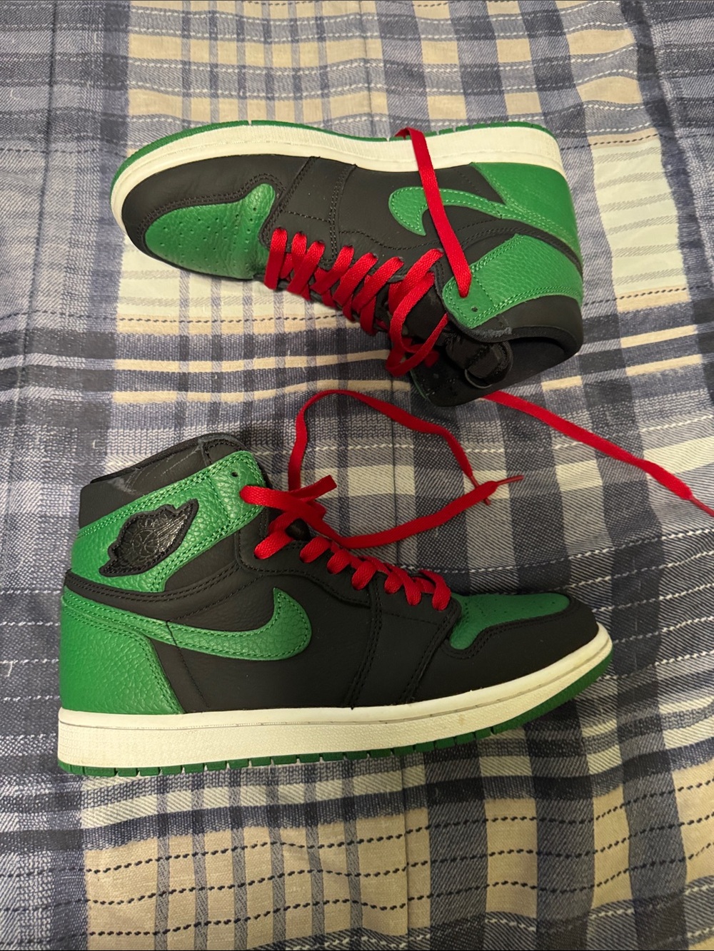 Men’s air Jordan 1 pine green High-Top Sneakers in Green and Black with Red Lace
